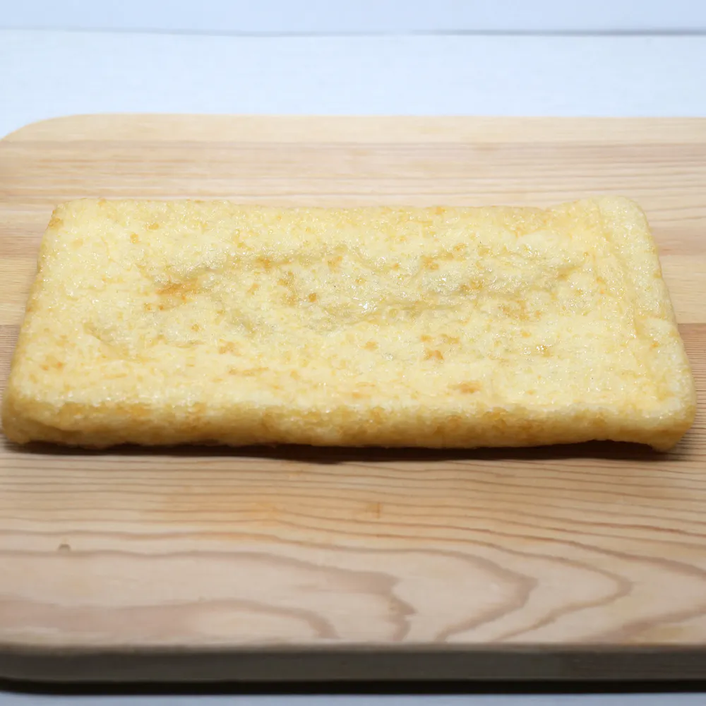 油揚げ（大豆を原料とした薄揚げ豆腐）