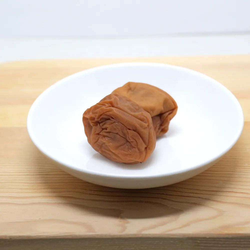 梅干し（梅を塩漬けして乾燥させた日本の伝統食品）