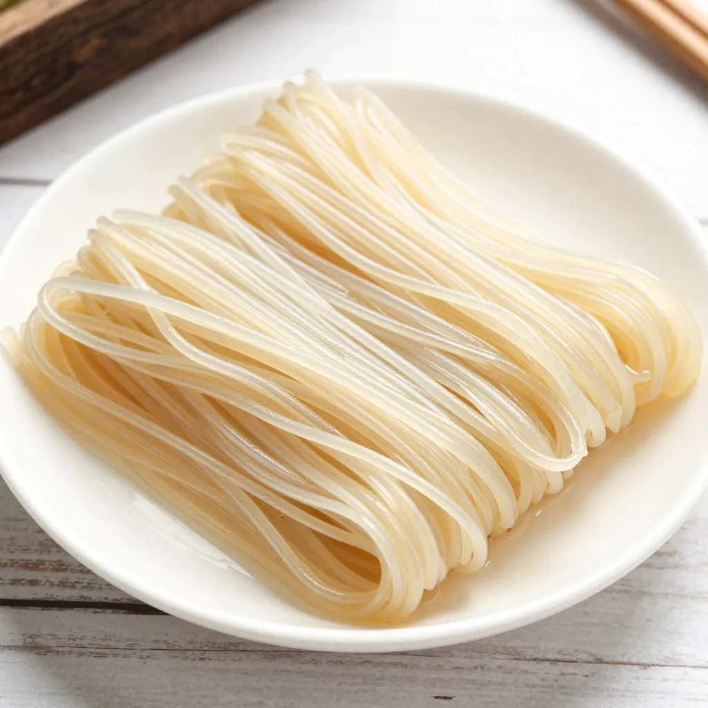 しらたき（こんにゃく芋から作られた細長い植物性食品）