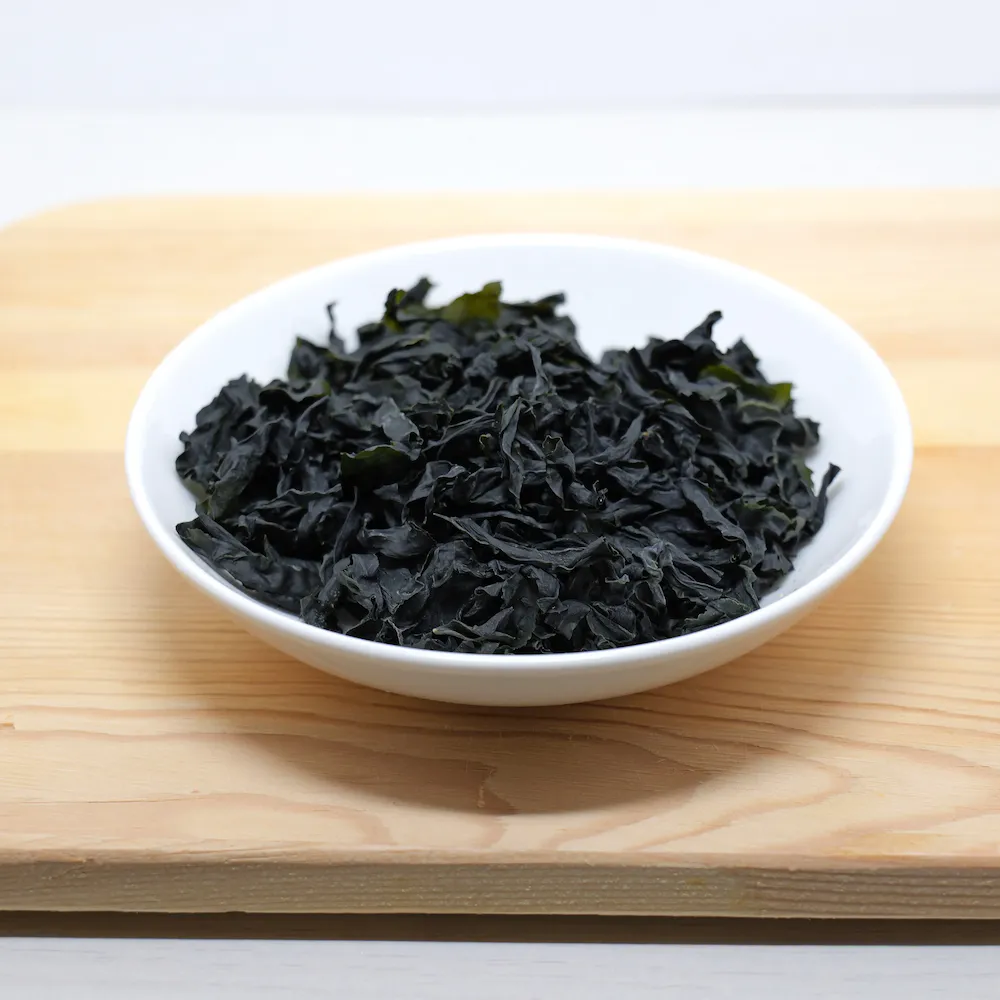 乾燥わかめ（海藻を乾燥させた植物性食品）