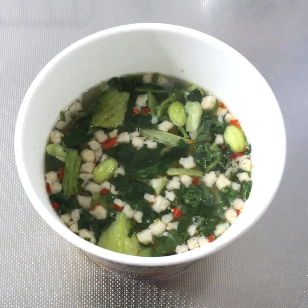 ヴィーガンヌードル担担麺にお湯を投入した様子