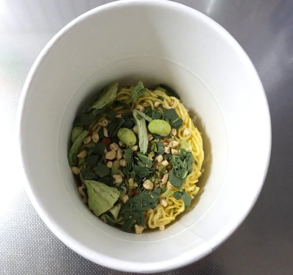 ヴィーガンヌードル担担麺のかやくを投入した様子