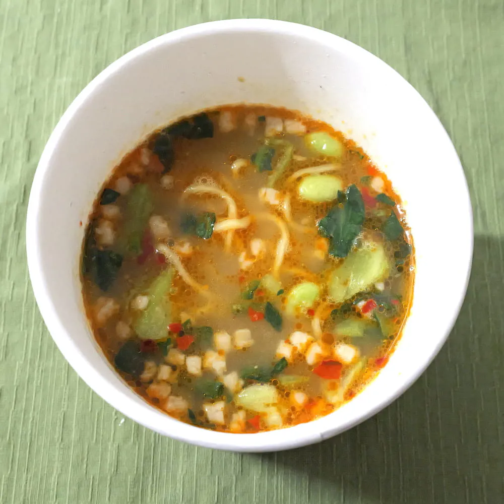 ヴィーガンヌードル担担麺後入れ液体スープ投入して完成