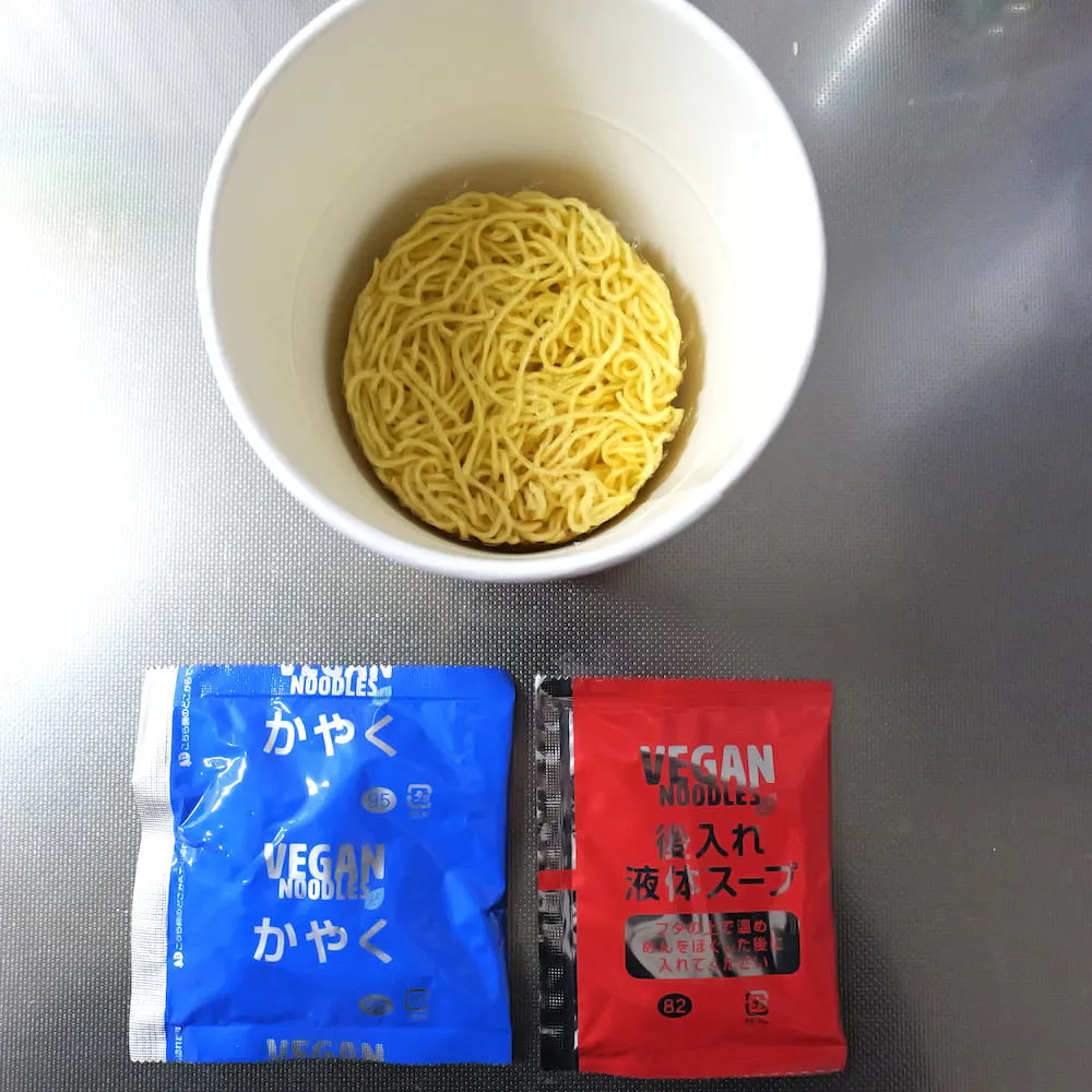 ヴィーガンヌードル担担麺のパッケージを開封した様子