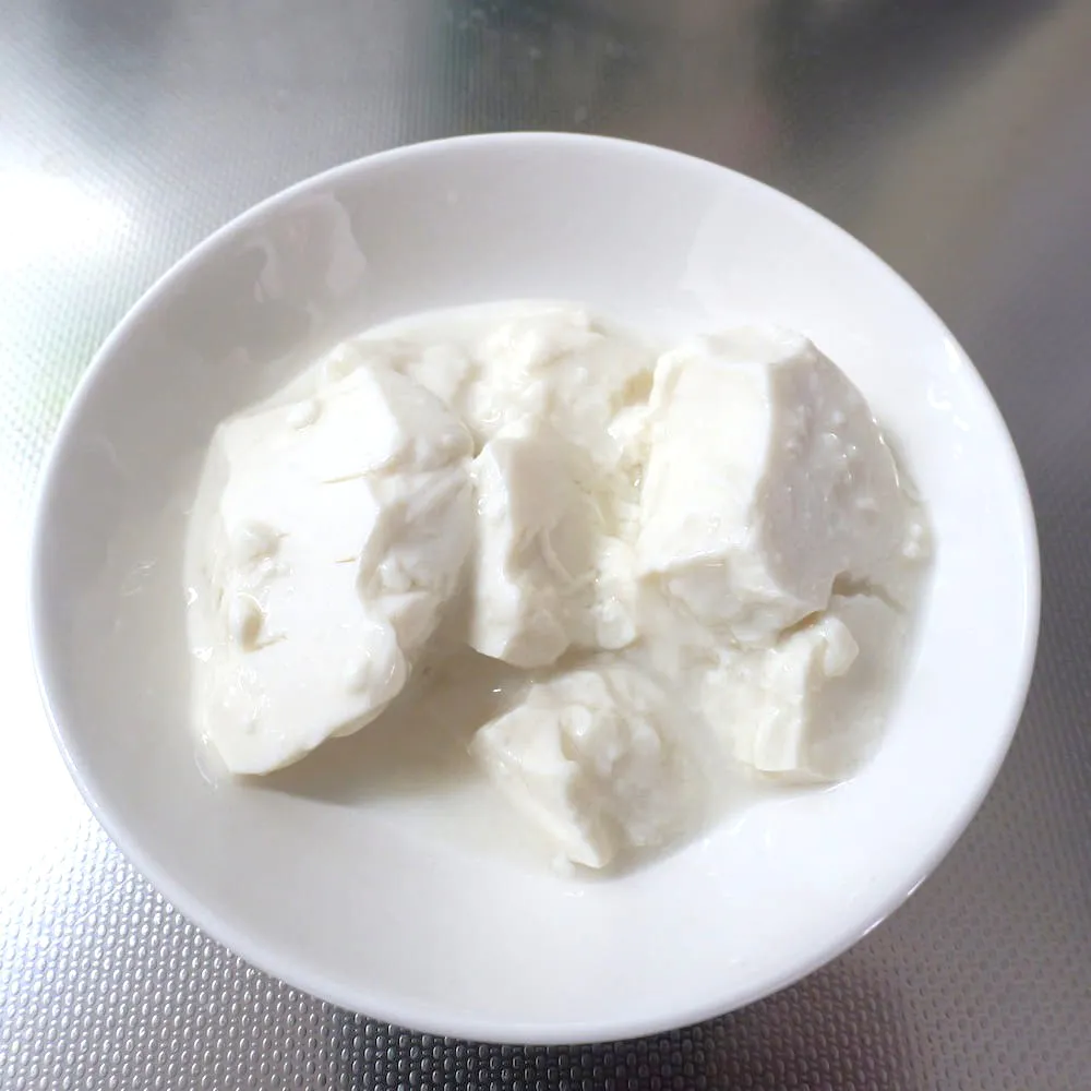 国産大豆の豆乳使用 豆乳グルトをお皿に盛り付けた様子