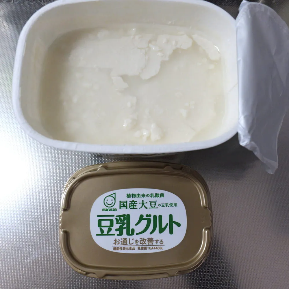 国産大豆の豆乳使用 豆乳グルトのパッケージを開封した様子