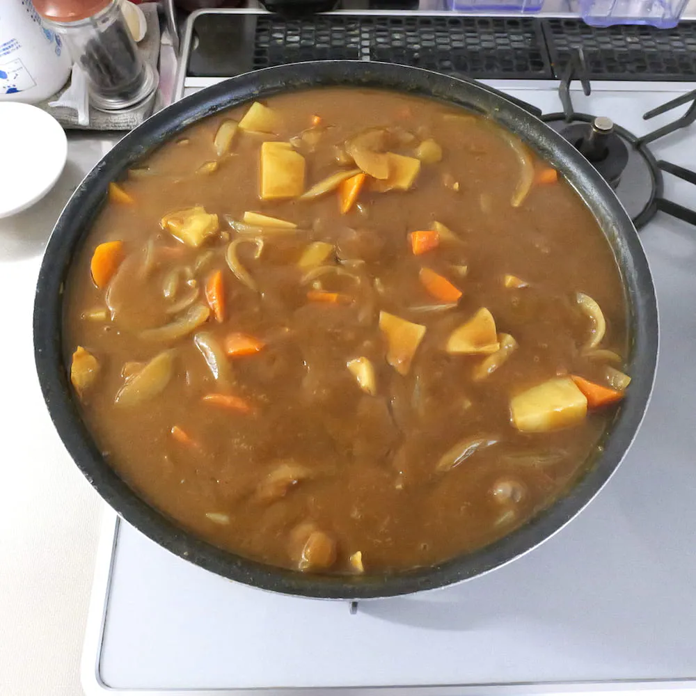 ゴールデンカレー動物性原材料不使用 1kgのルーを入れた様子