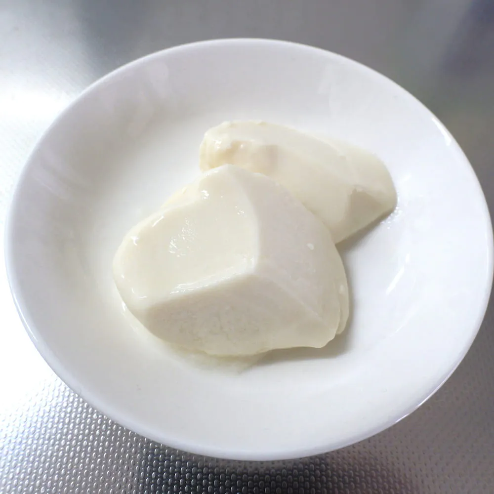 豆乳ヨーグルト プレーンをお皿に盛りつけた様子