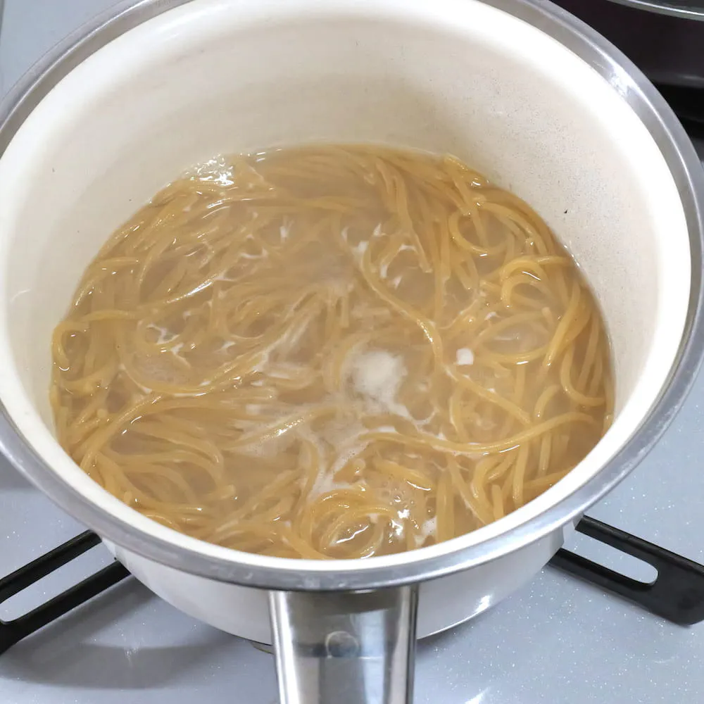 ゼンブラーメンしょう油の麺を茹でる