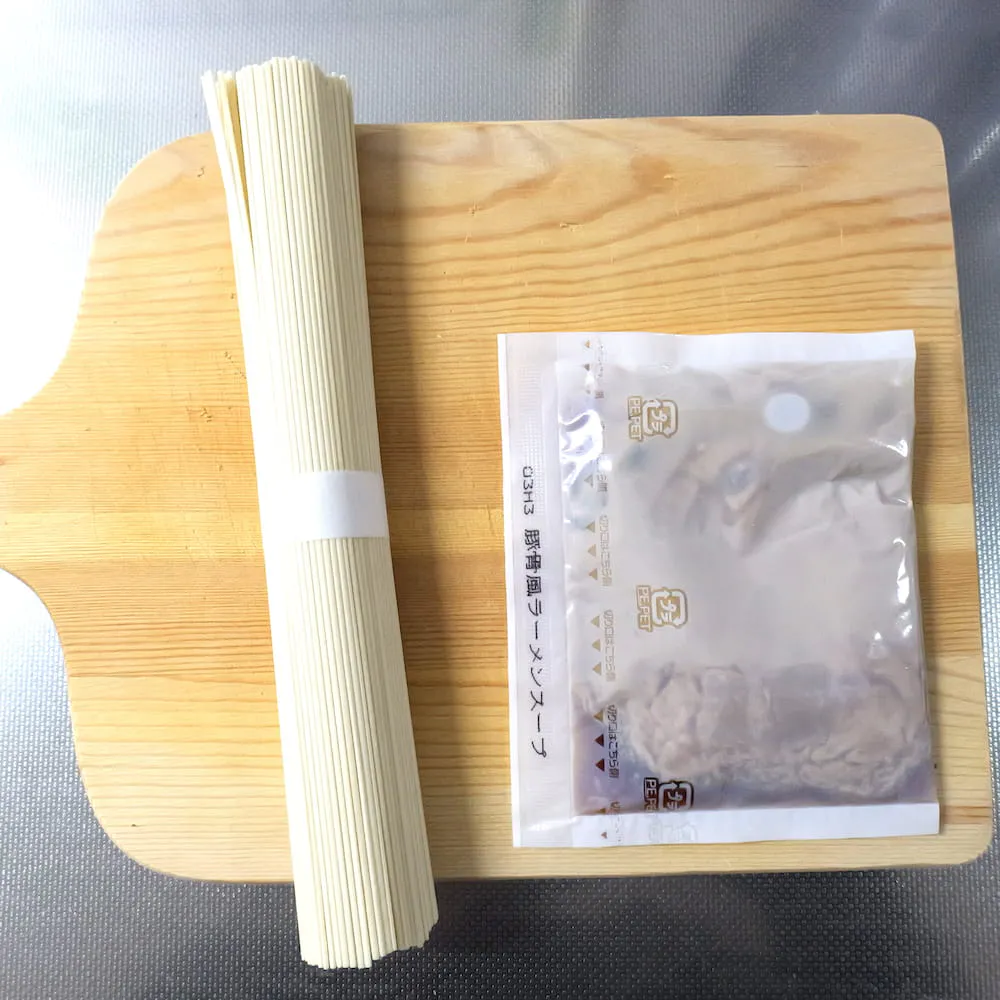 濃厚とんこつ風ラーメン2食入を開封した様子