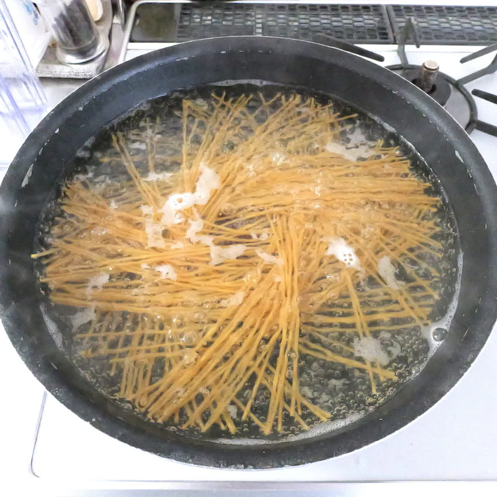 ジャージャー麺の素の麺を茹でている