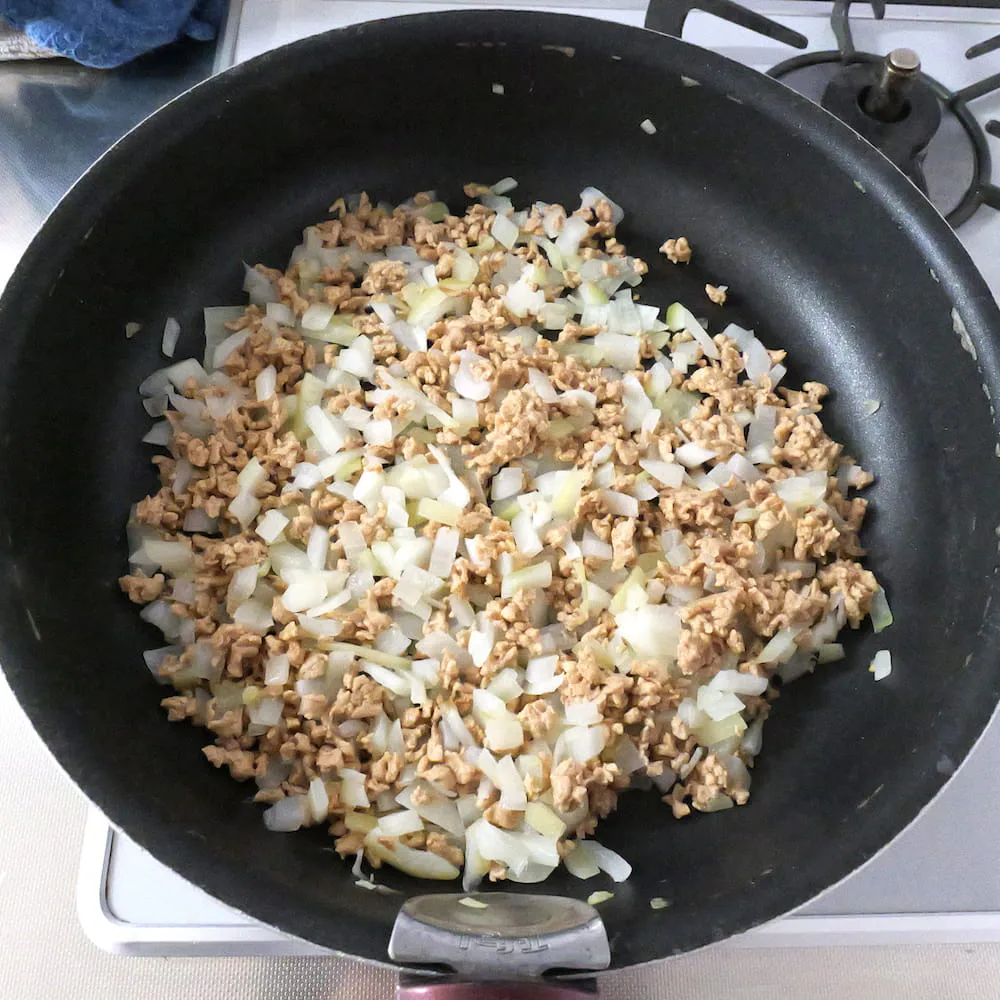 ダイズラボ タコライスの調理で玉ねぎと大豆ミートを炒めている様子