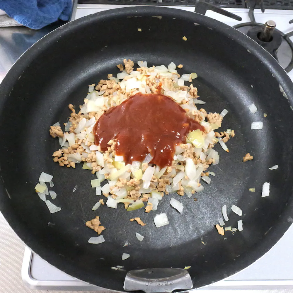 ダイズラボ タコライスの付属のタレをかけた様子