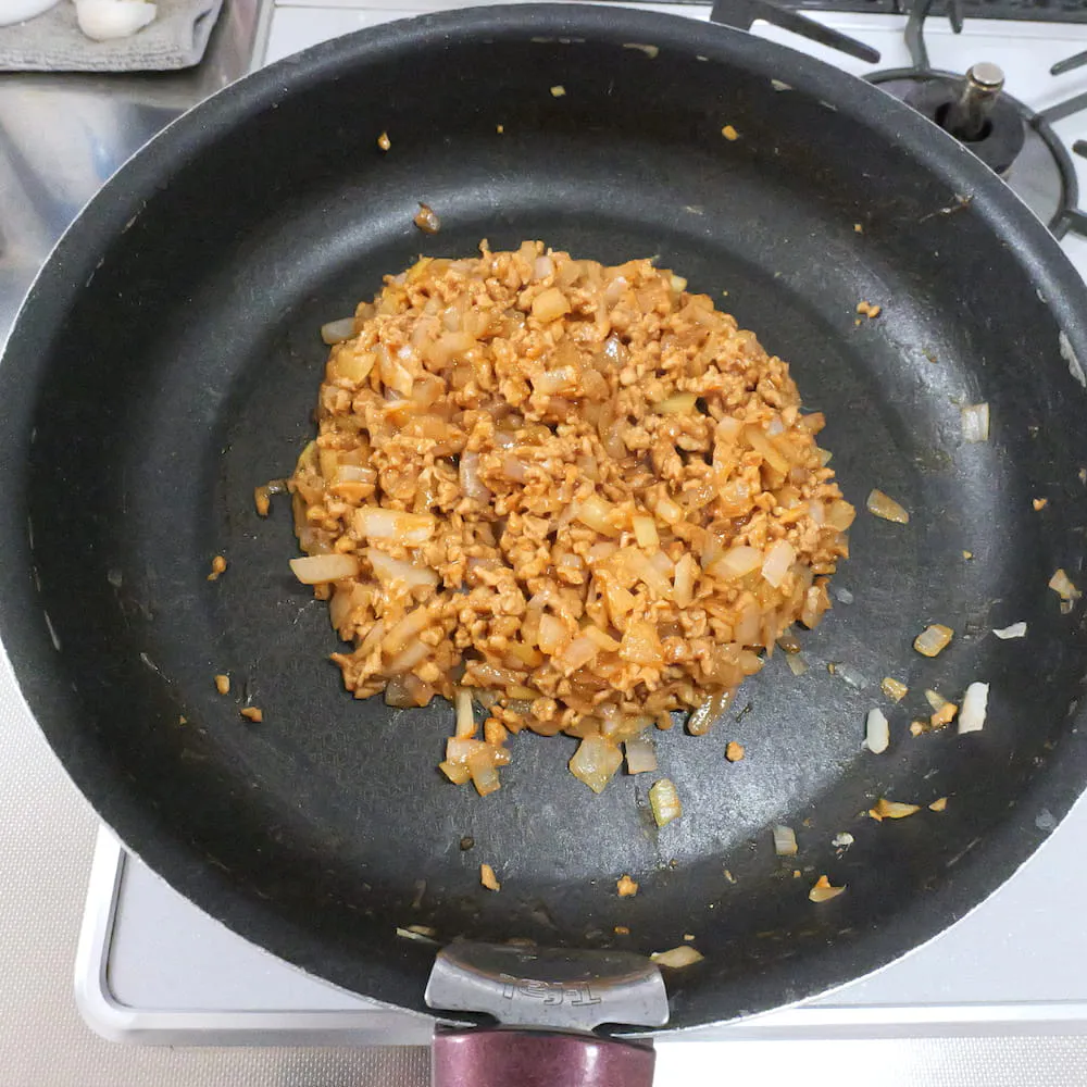 ダイズラボ タコライスの付属のタレと辛みソースを混ぜた様子