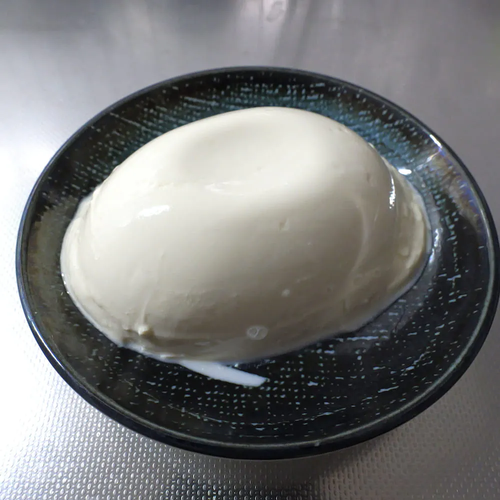 マスカルポーネのようなナチュラルとうふをお皿に盛りつけた様子