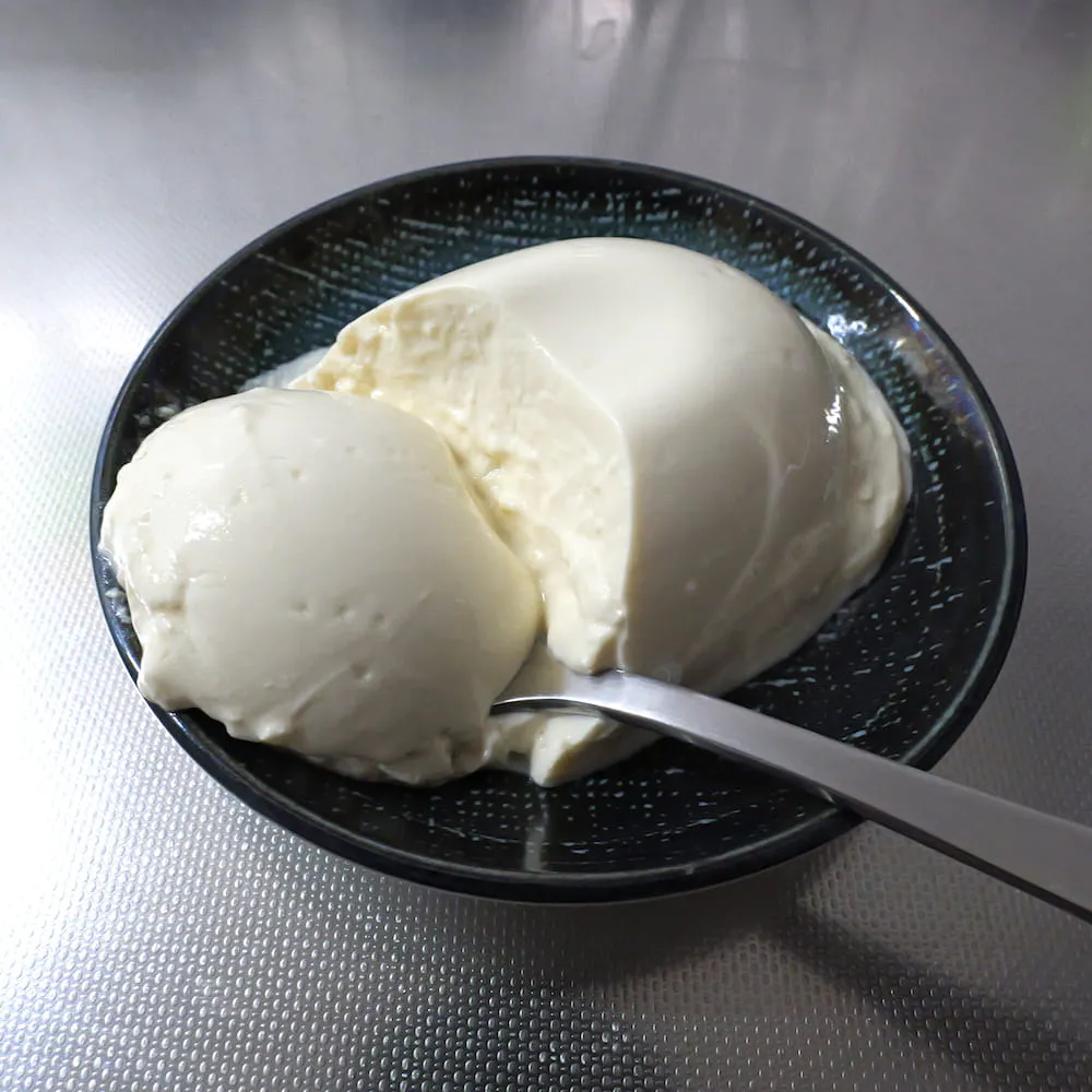 マスカルポーネのようなナチュラルとうふをスプーンですくった様子