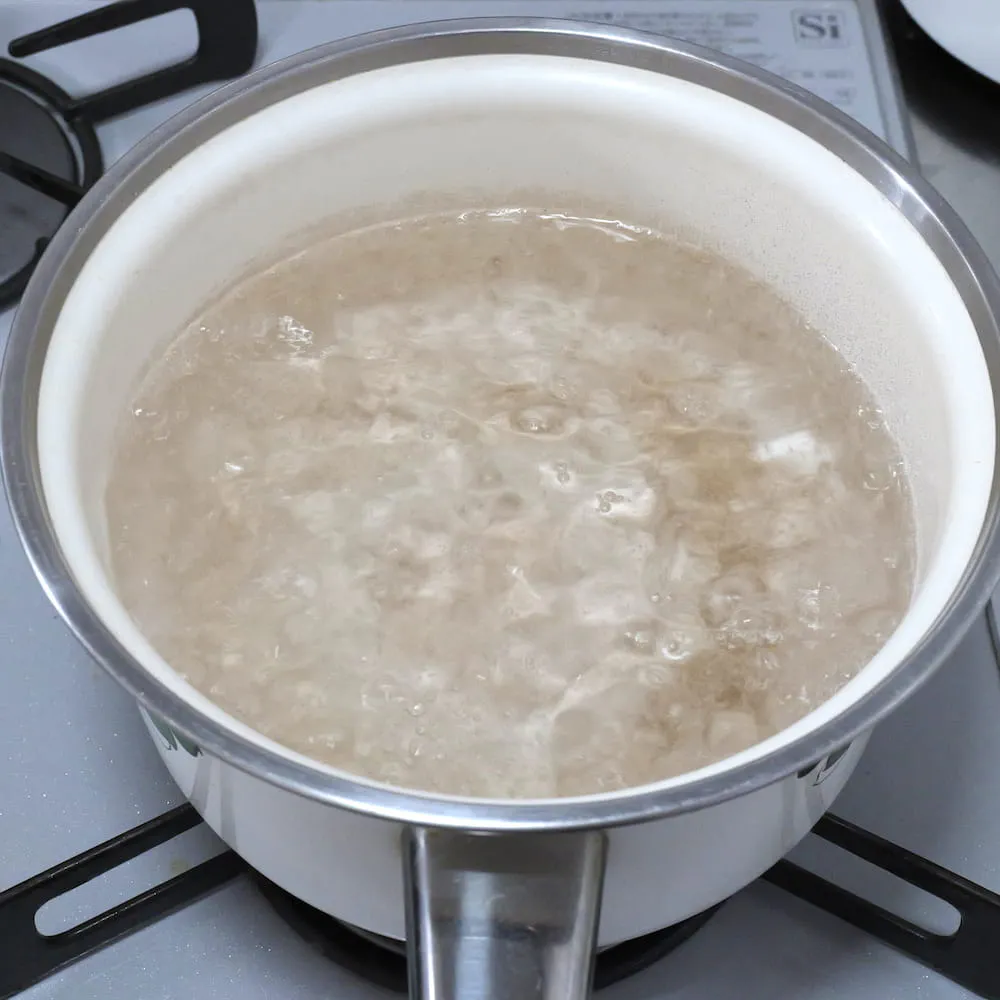 ベジカレーうどんの下準備としてお湯を沸かす