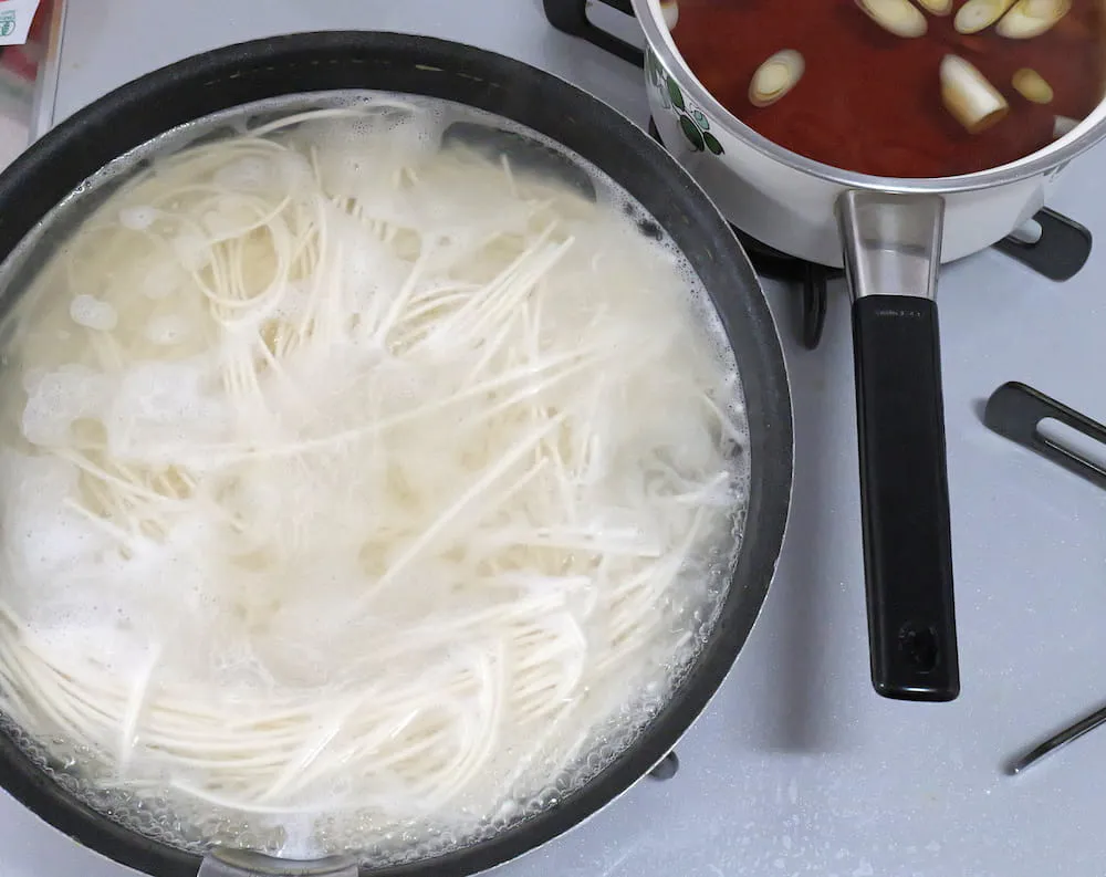 ベジカレーうどん用のうどんを茹でる