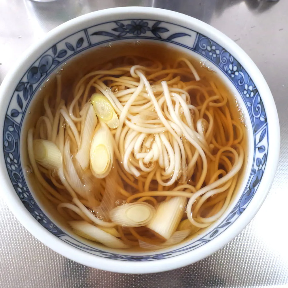 ベジカレーうどん用のうどんにつゆをかけた様子