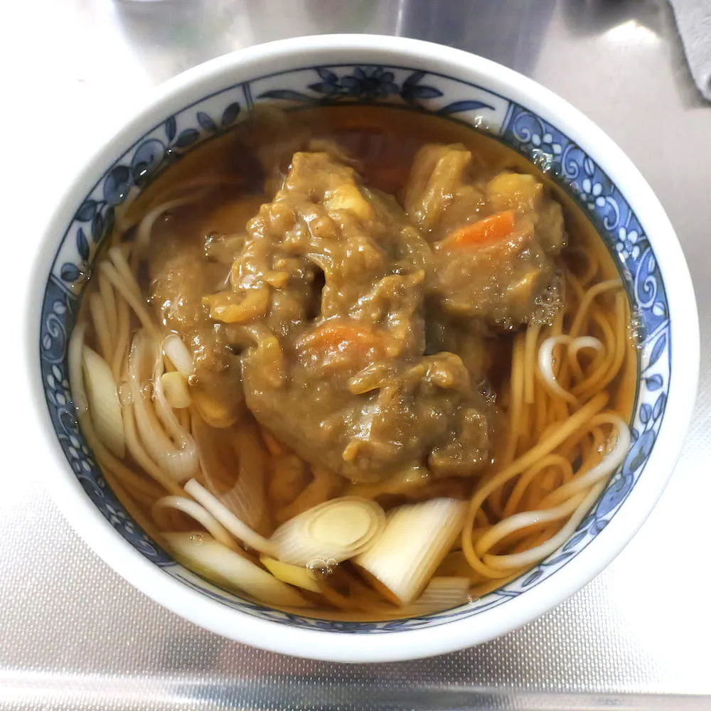 つゆにゴールデンカレー動物性原材料不使用で作ったカレーを乗せる